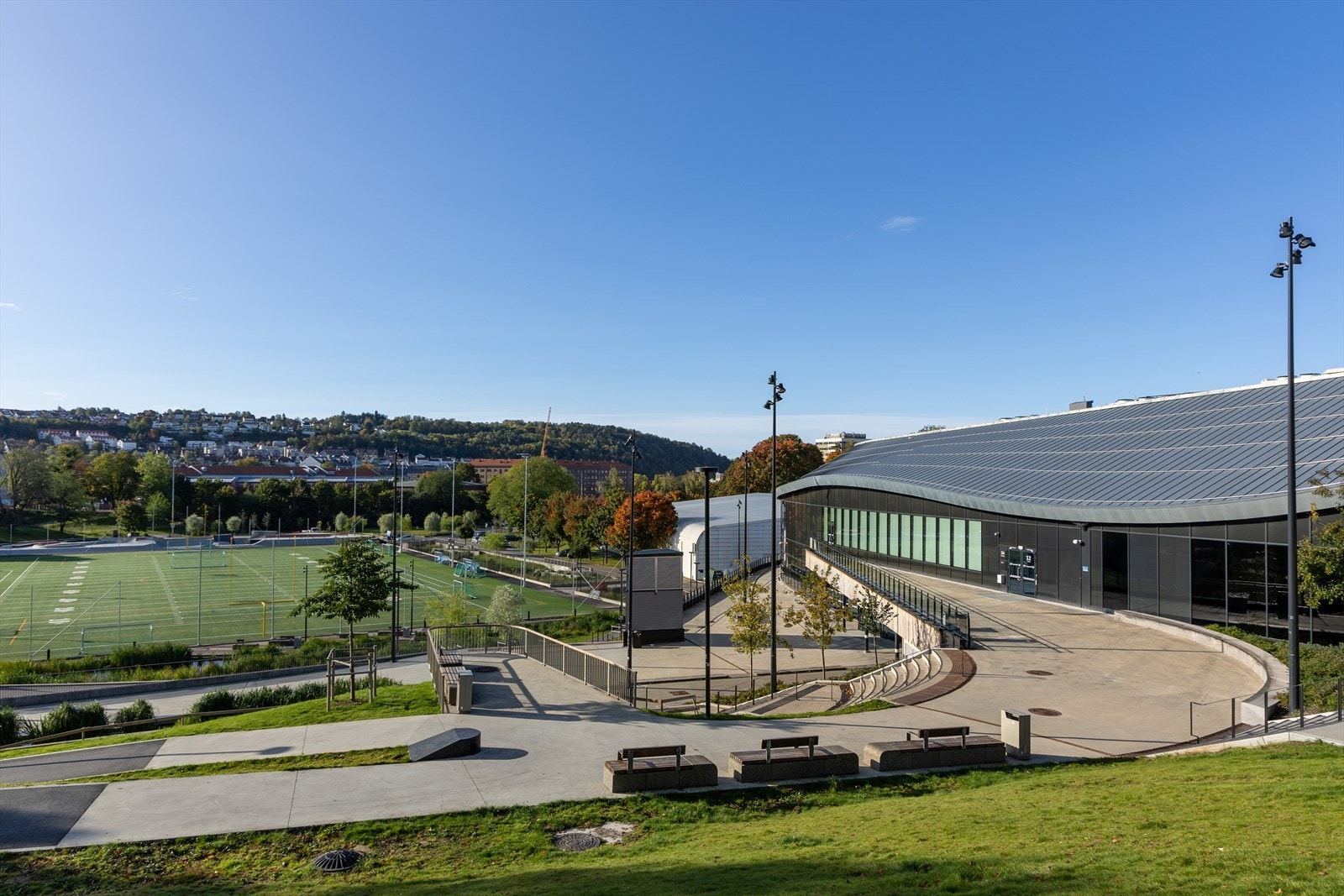 Nye Jordal Amfi og idrettspark byr på flotte tur- og rekreasjonsområder, skatepark, utendørs treningsapparater, ishall og aktiviteter for alle aldere Galleribilde