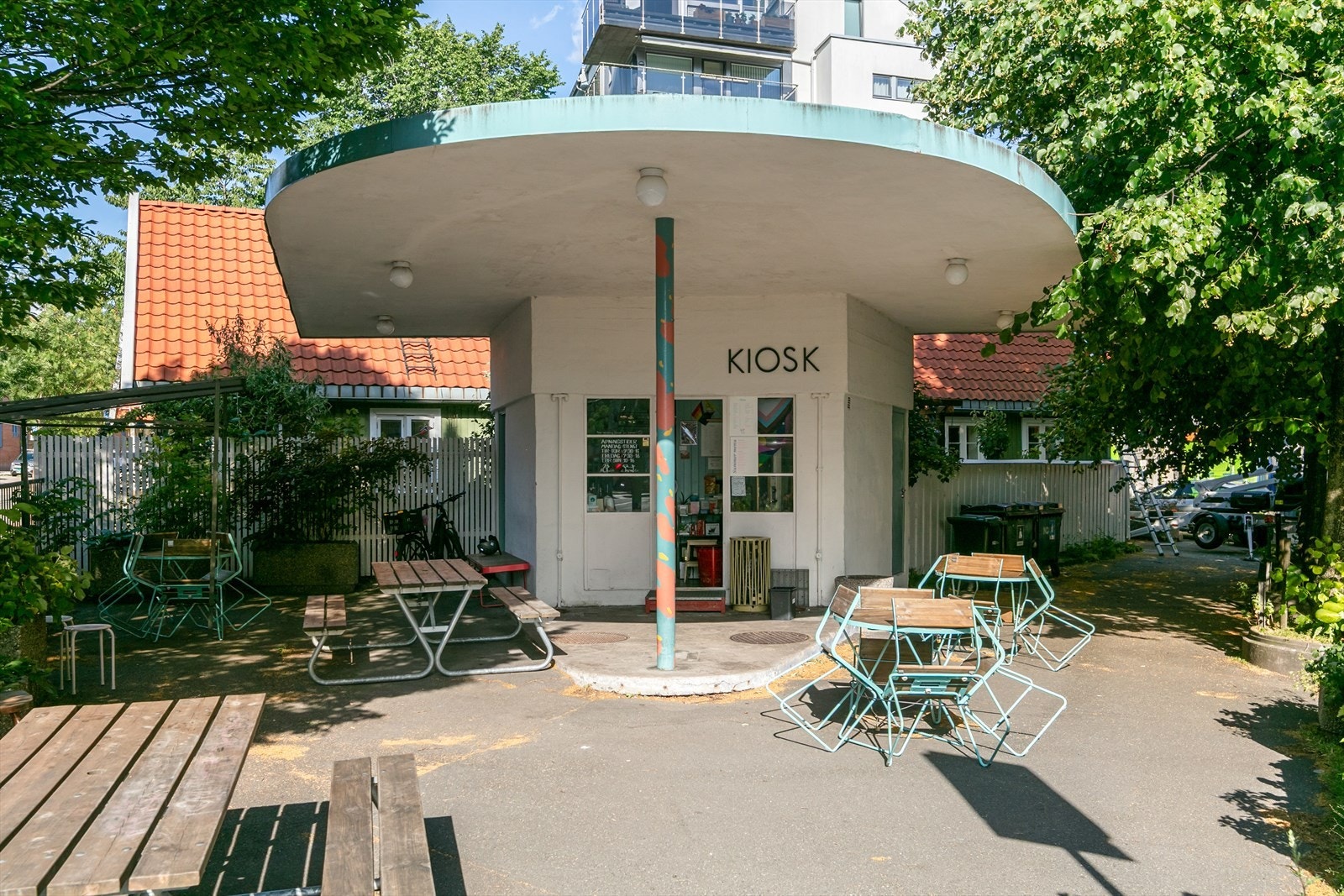 Nærområdet byr på sjarmerende kafeer og servicetilbud som Kiosk-cafe Vålerenga Galleribilde