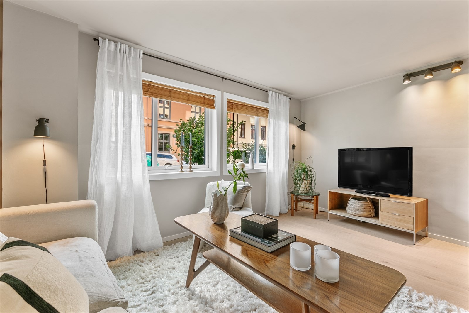 Drømmer du om å ha utekatt i Oslo? Da ligger leiligheten perfekt til, med en rolig beliggenhet og enkle muligheter for katten til å komme inn og ut via vinduene! Vinduene i leiligheten er fra 2009 og har nylig fått skiftet innvendige pakninger Galleribilde