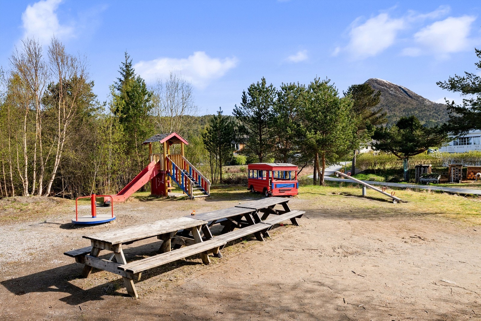 Felles lekeplass like bak eiendommen Galleribilde