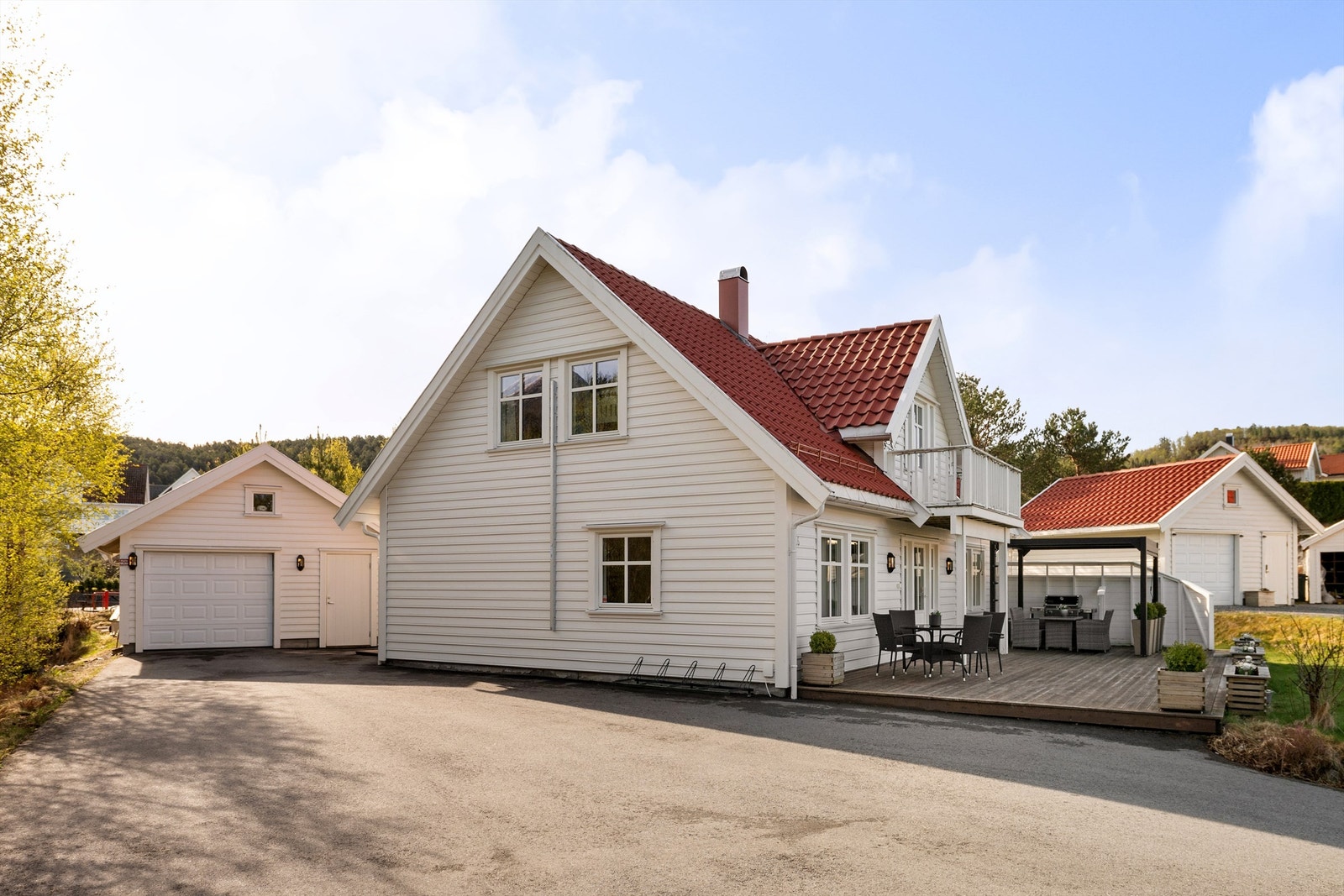 Asfaltert innkjørsel og gårdsplass. Garasje oppført i 2011. Galleribilde