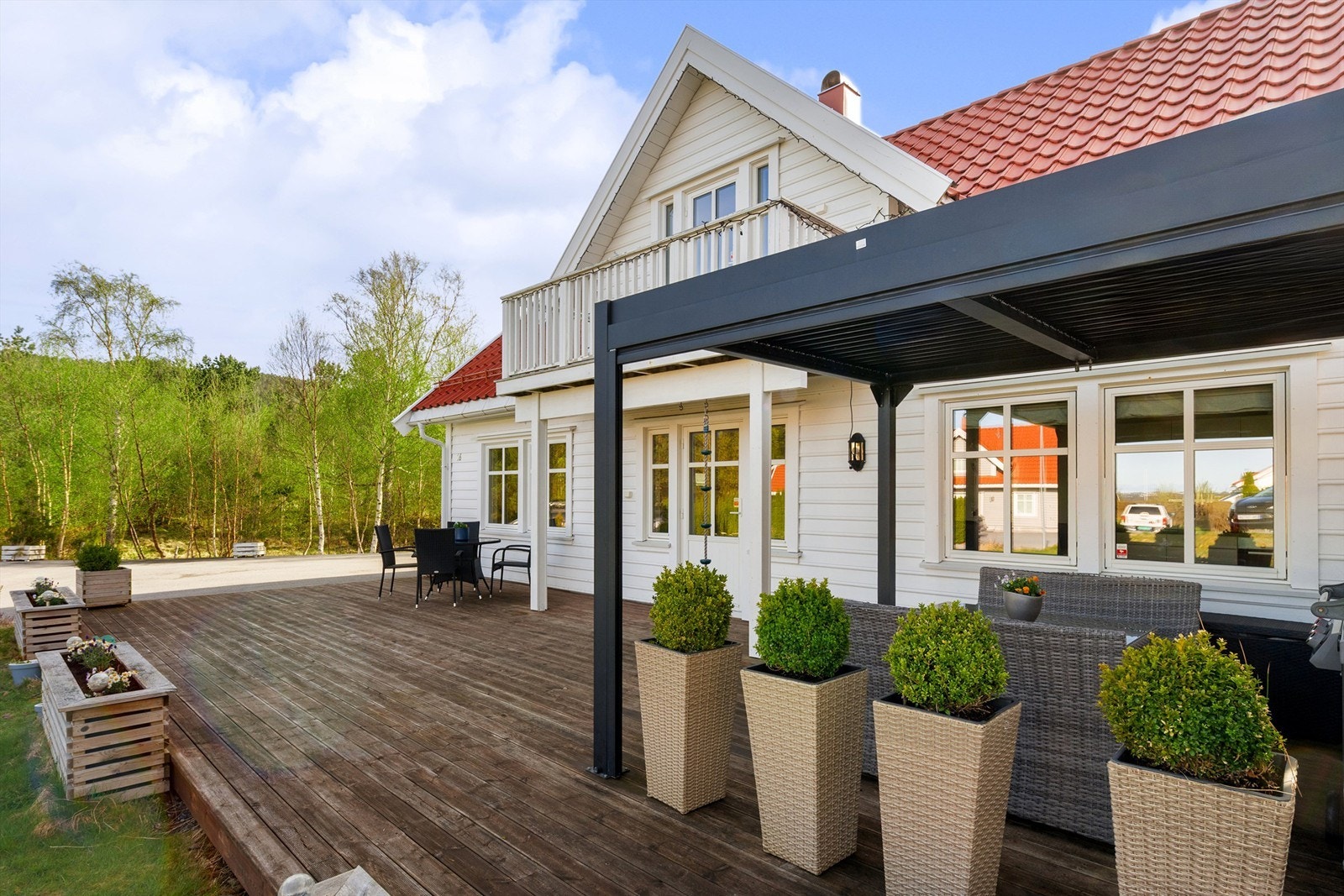 Oppført pergola på terrasseplattingen Galleribilde