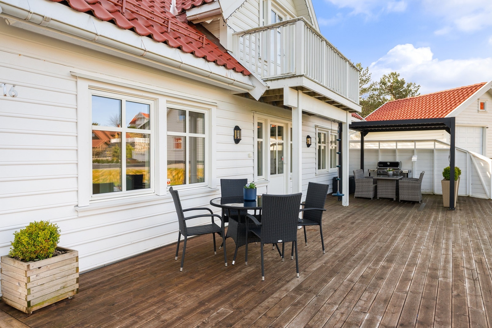 Det er store uteområder med platting på totalt ca 65 m² Galleribilde