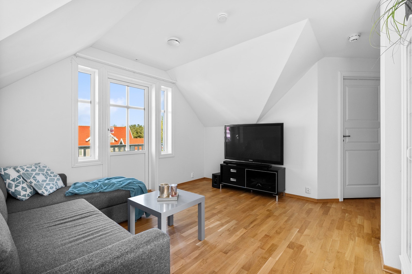 Loftstue med utgang til lufteveranda Galleribilde