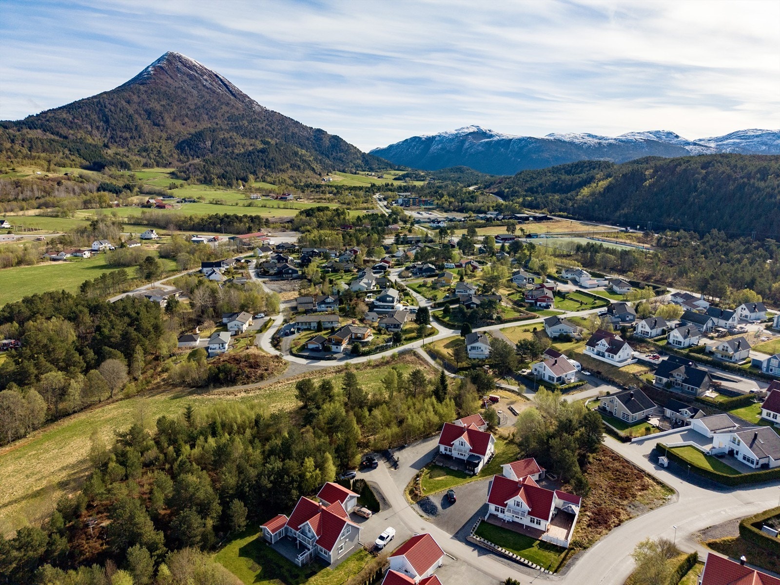 Boligen er beliggende i et etablert boligfelt i Nybyggervegen på Jendem i Hustadvika kommune. Galleribilde