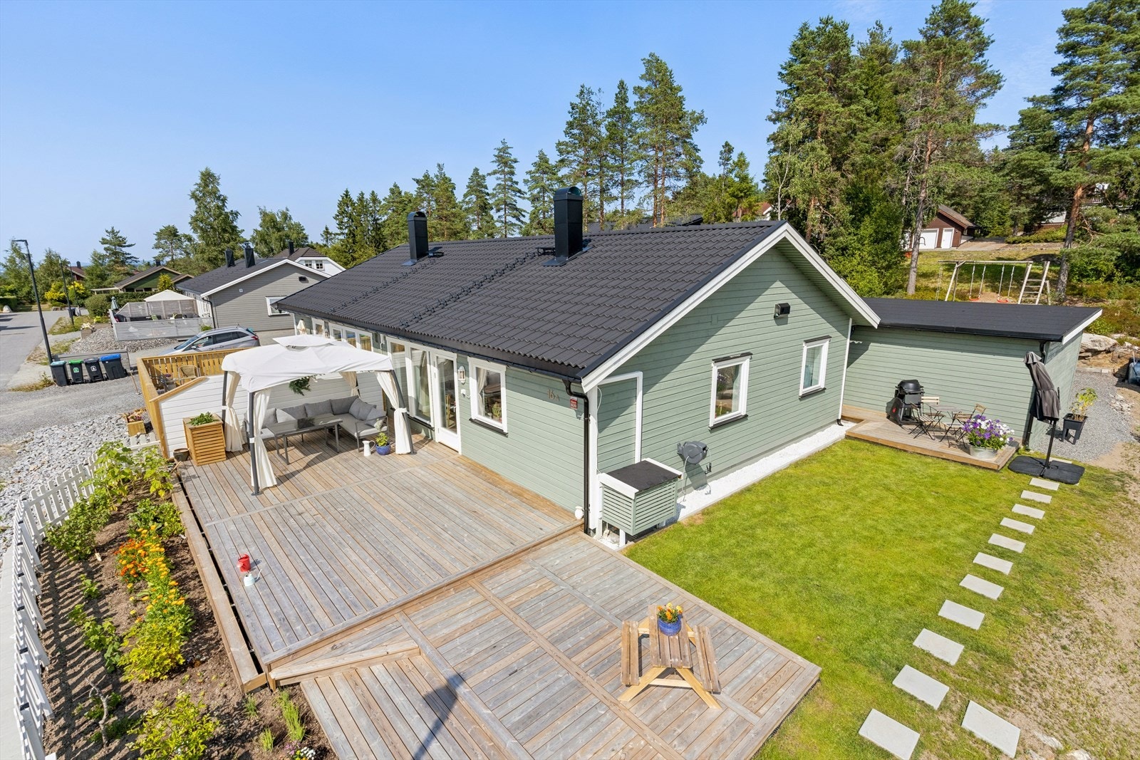 Pen, velholdt og lettstelt hage. Galleribilde