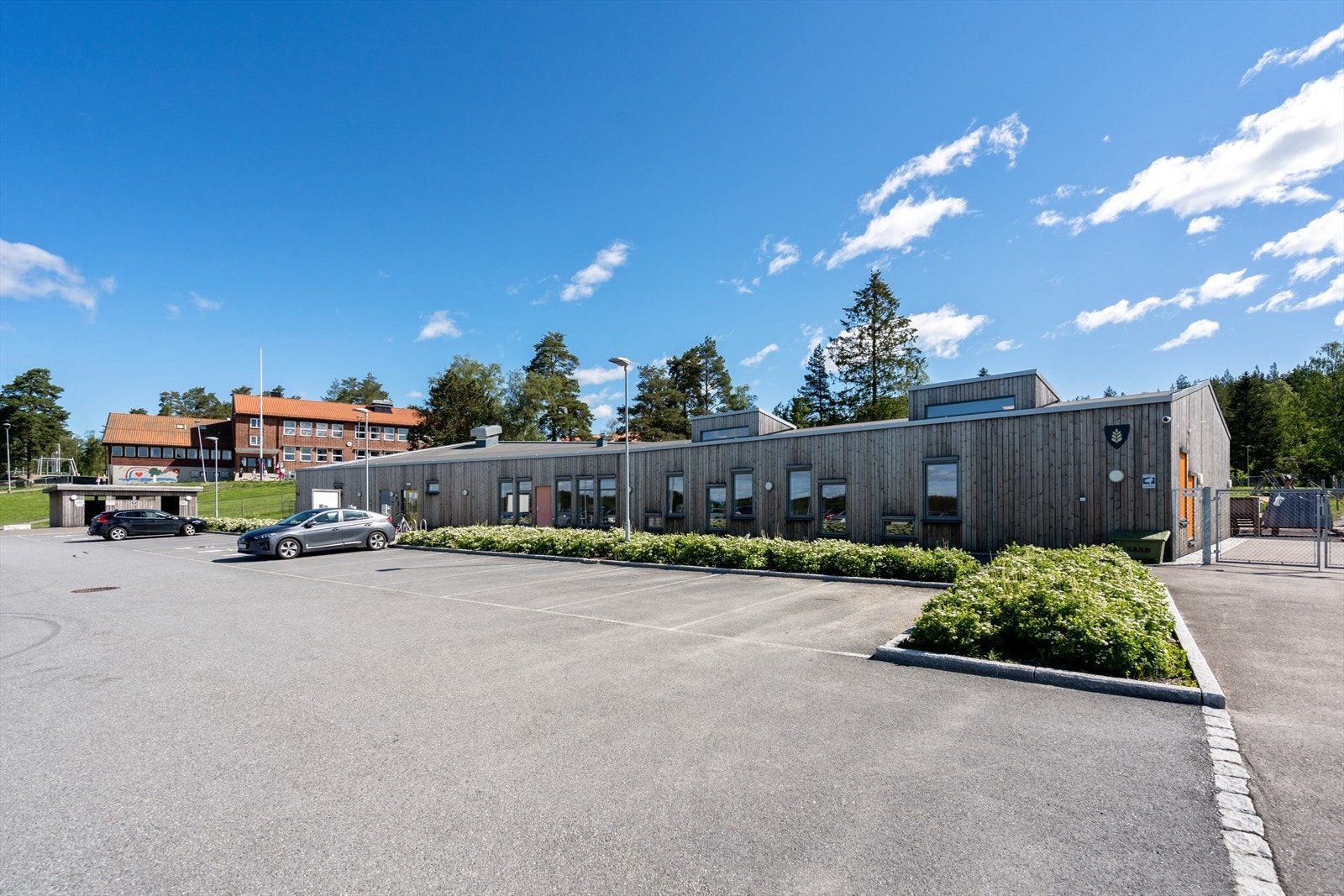 Båstad barnehage har 5 avdelinger. Barnehagen ligger i skogkanten, med flotte uteområder og Båstad barneskole som nærmeste nabo. Galleribilde