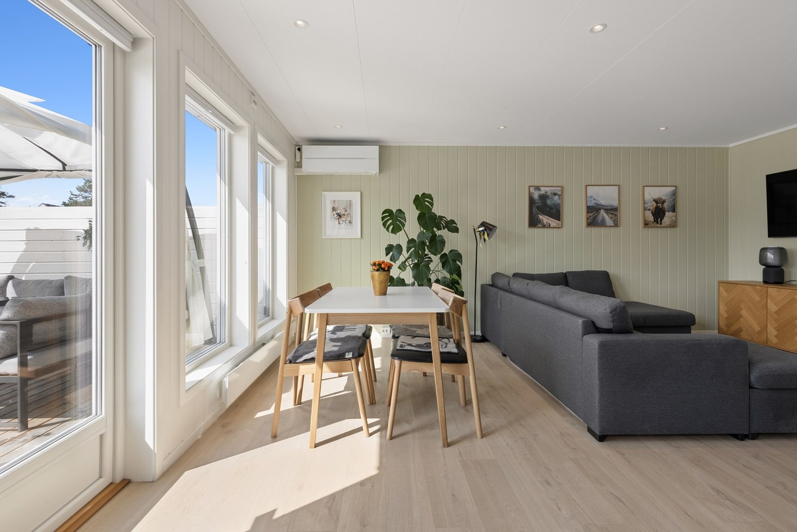 Store vindusflater slipper inn rikelig med lys. Galleribilde