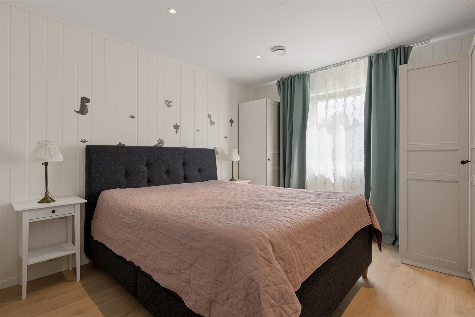 Hovedsoverom med god plass til dobbeltseng og garderobeløsning. Galleribilde