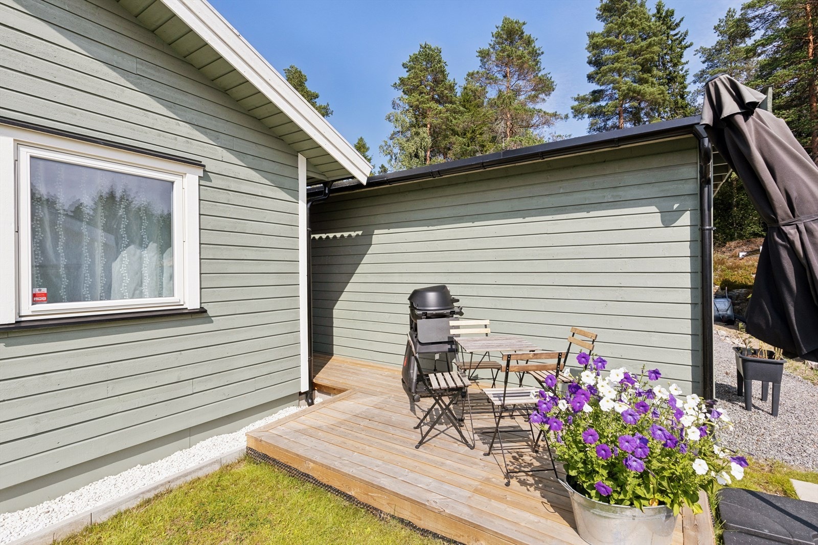 Praktisk utvendig bod på ca. 5 m² for ekstra lagringsplass. Galleribilde