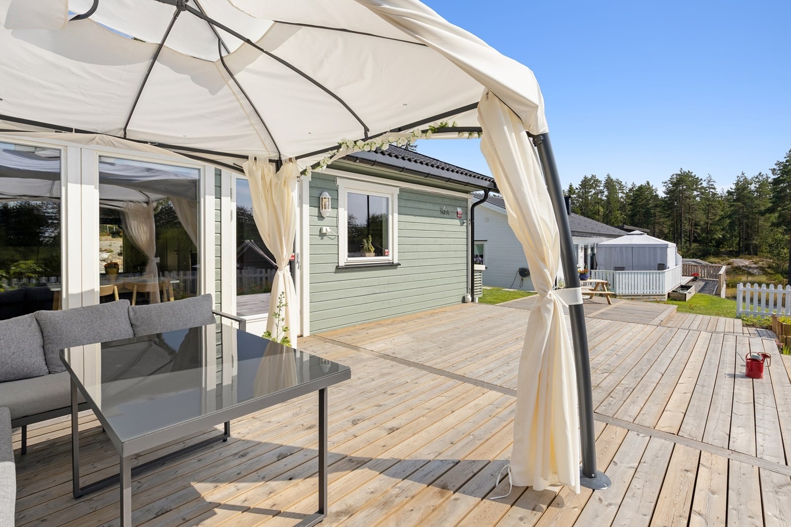 Stor og solrik terrasse gir rikelig med plass for flere sittegrupper. Galleribilde