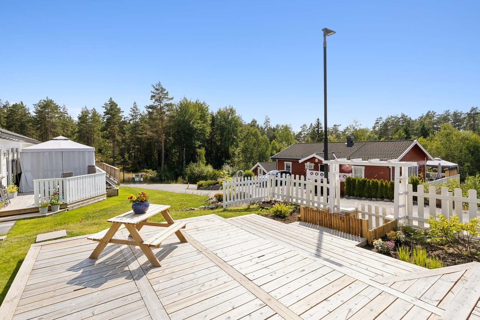 Stor og solrik terrasse gir rikelig med plass for flere sittegrupper. Galleribilde