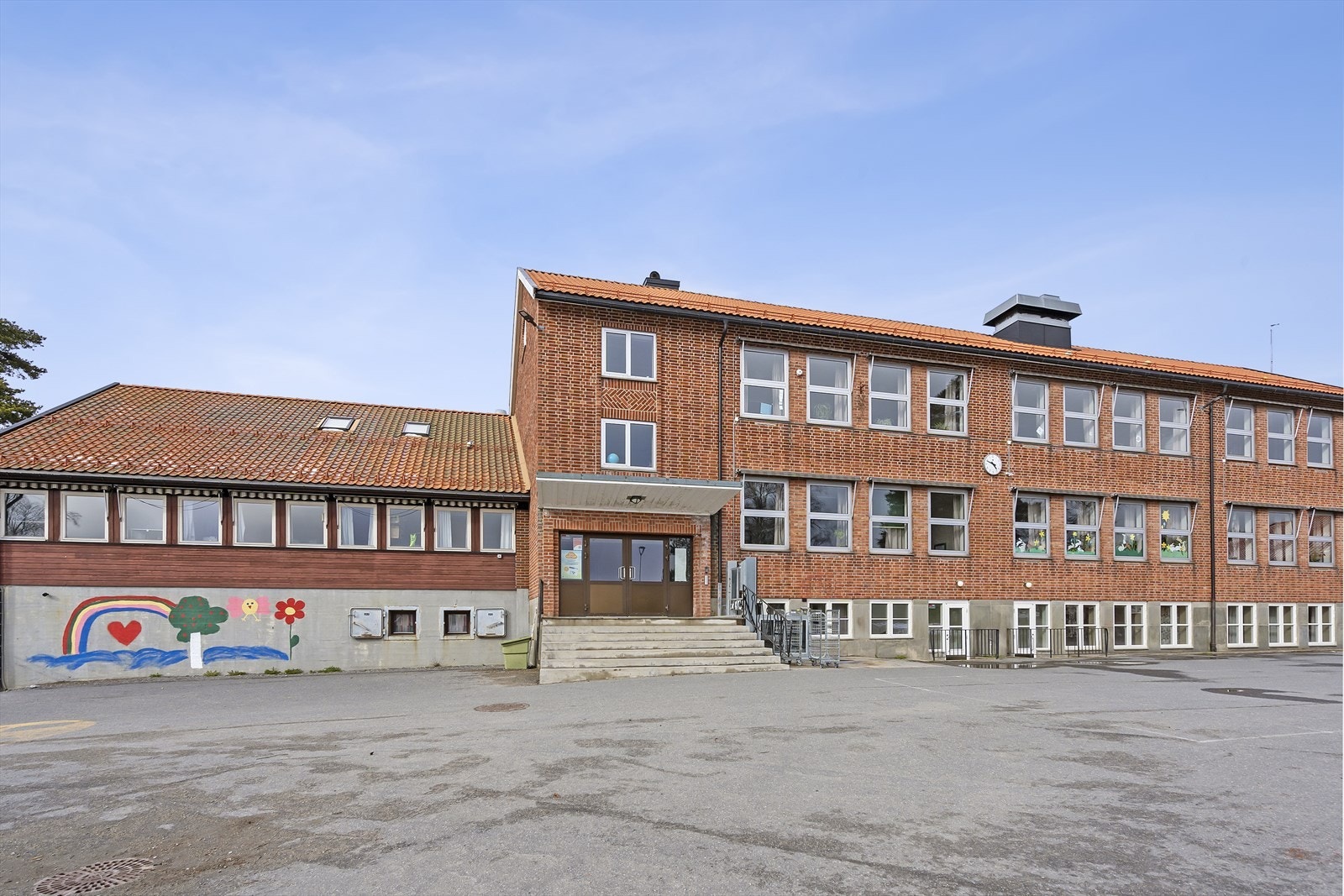 Båstad barneskole har 150 elever fra 1. til 7. klasse. Skolen ligger i skogkanten, med flotte uteområder og Båstad barnehage som nærmeste nabo. Galleribilde