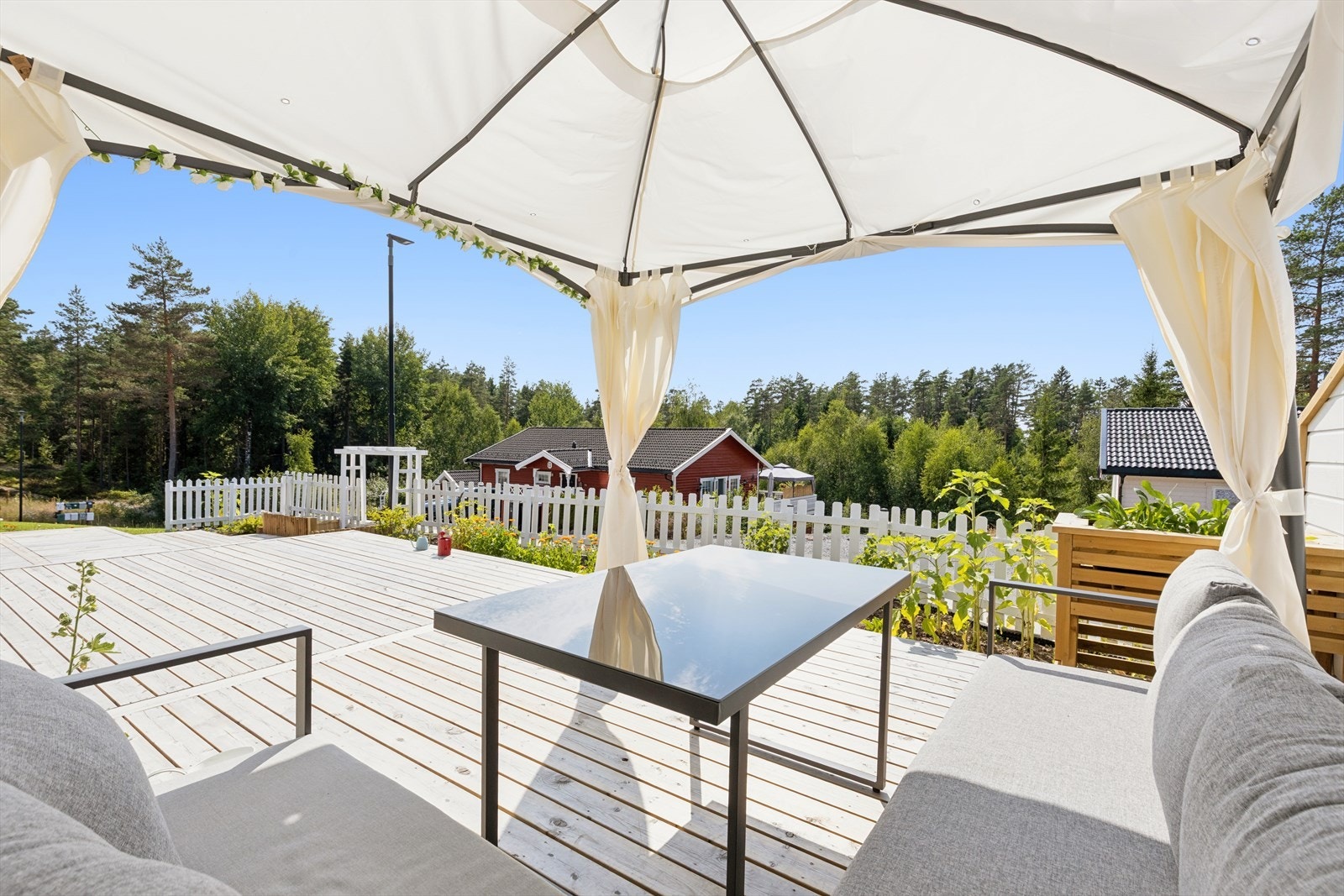 Terrassen på gode 50 m² gir deg gode muligheter for å nyte godværsdager og enkelt tilgang til en lettstelt hage. Galleribilde