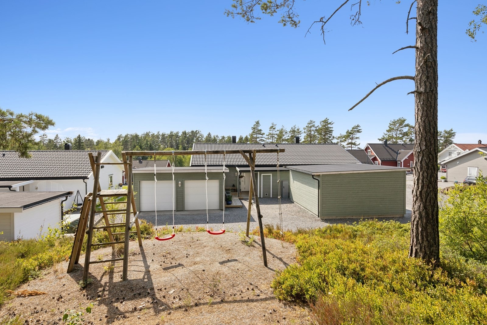 Eiendommen ligger i et etablert og barnevennlig boligområde. Galleribilde