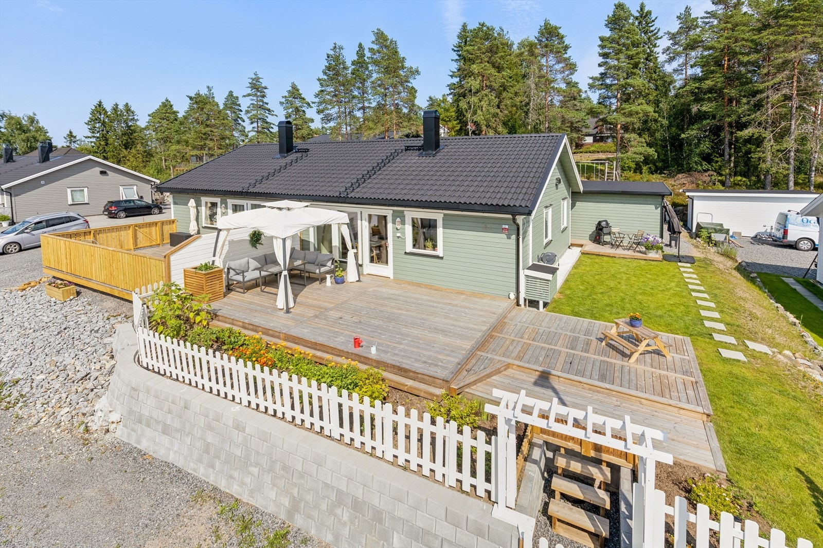 Halvpart av vertikaldelt bolig med "alt" på en flate oppført i 2024, solrik terrasse, flott hage og dobbel garasje. Galleribilde