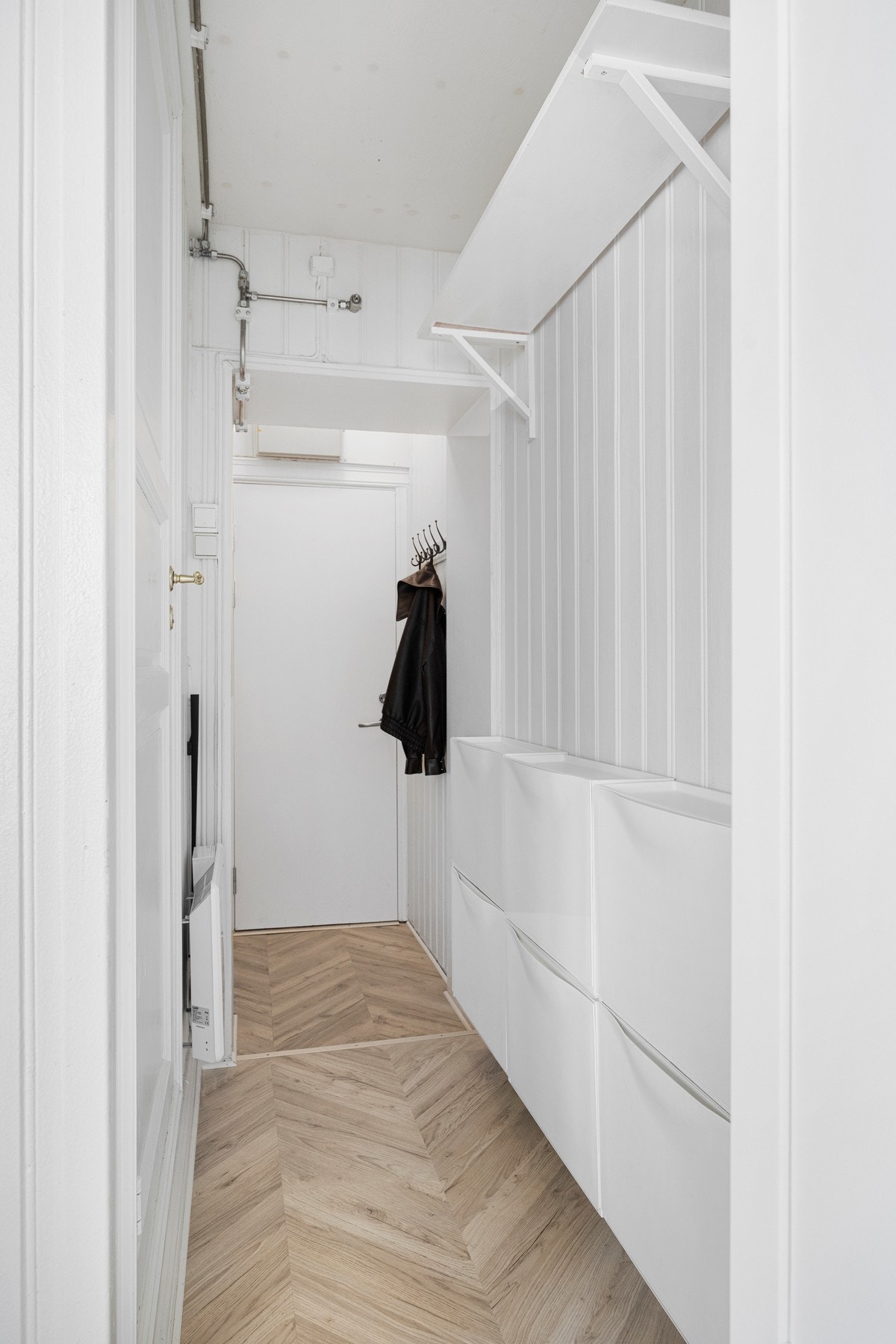 Det er godt med lagringsplass i hele leiligheten. I tillegg disponerer boligen en ekstern bod. Galleribilde