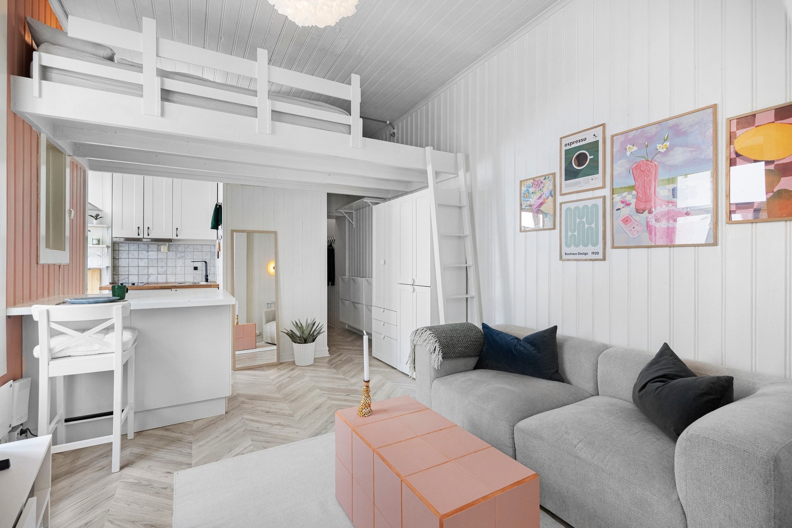 Praktisk planløsning med stue og kjøkken i åpen løsning. Galleribilde