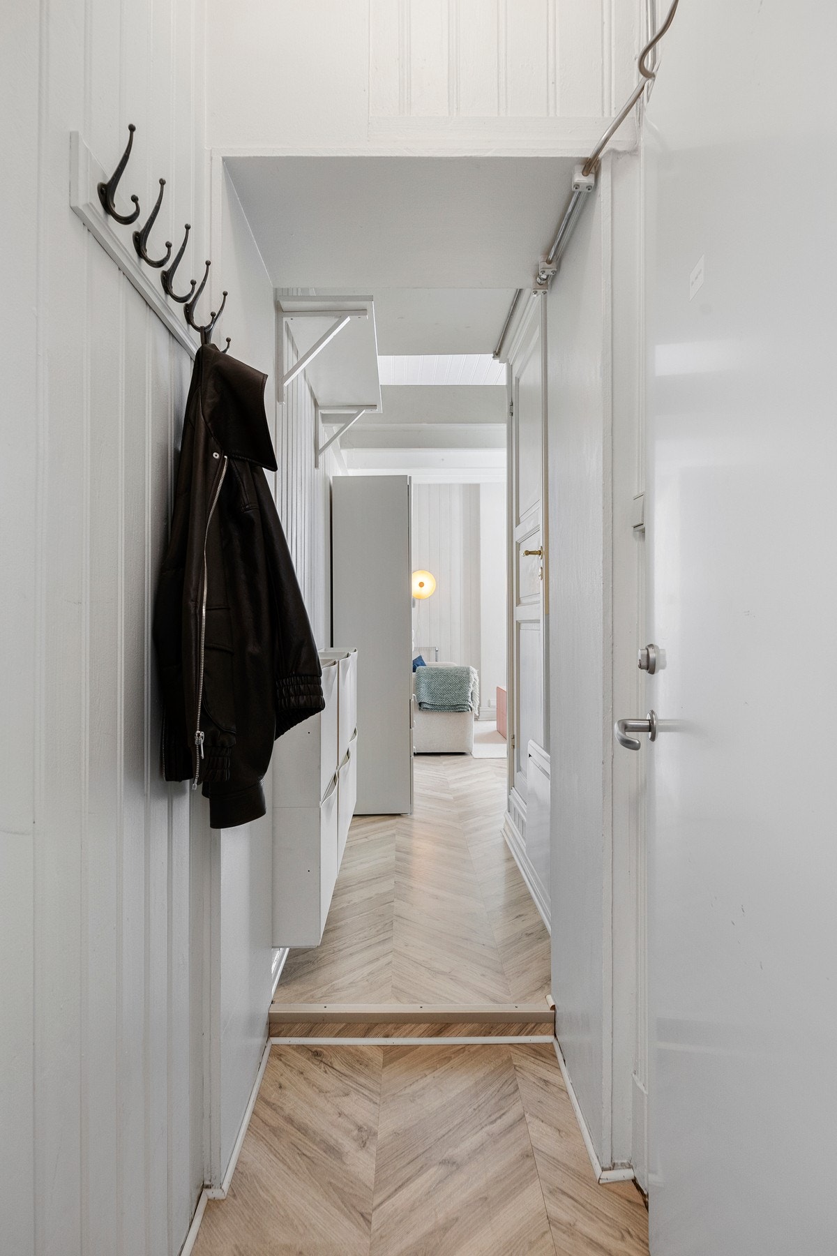 Lys og fin entré. I entré er det gode muligheter til å lage garderobe/hylleløsninger. Dørcalling. Galleribilde