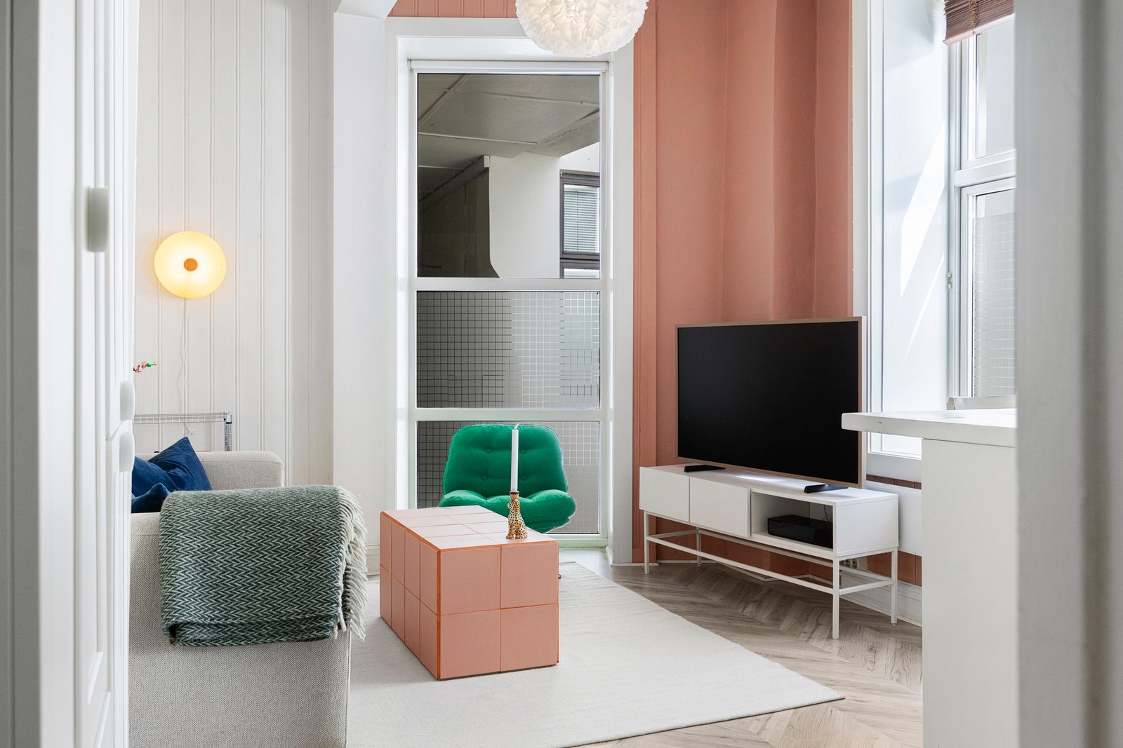 I stuen er det god plass til sofa med tilhørende medie- og oppbevaringsmøblement samt romslig spisebord. Galleribilde