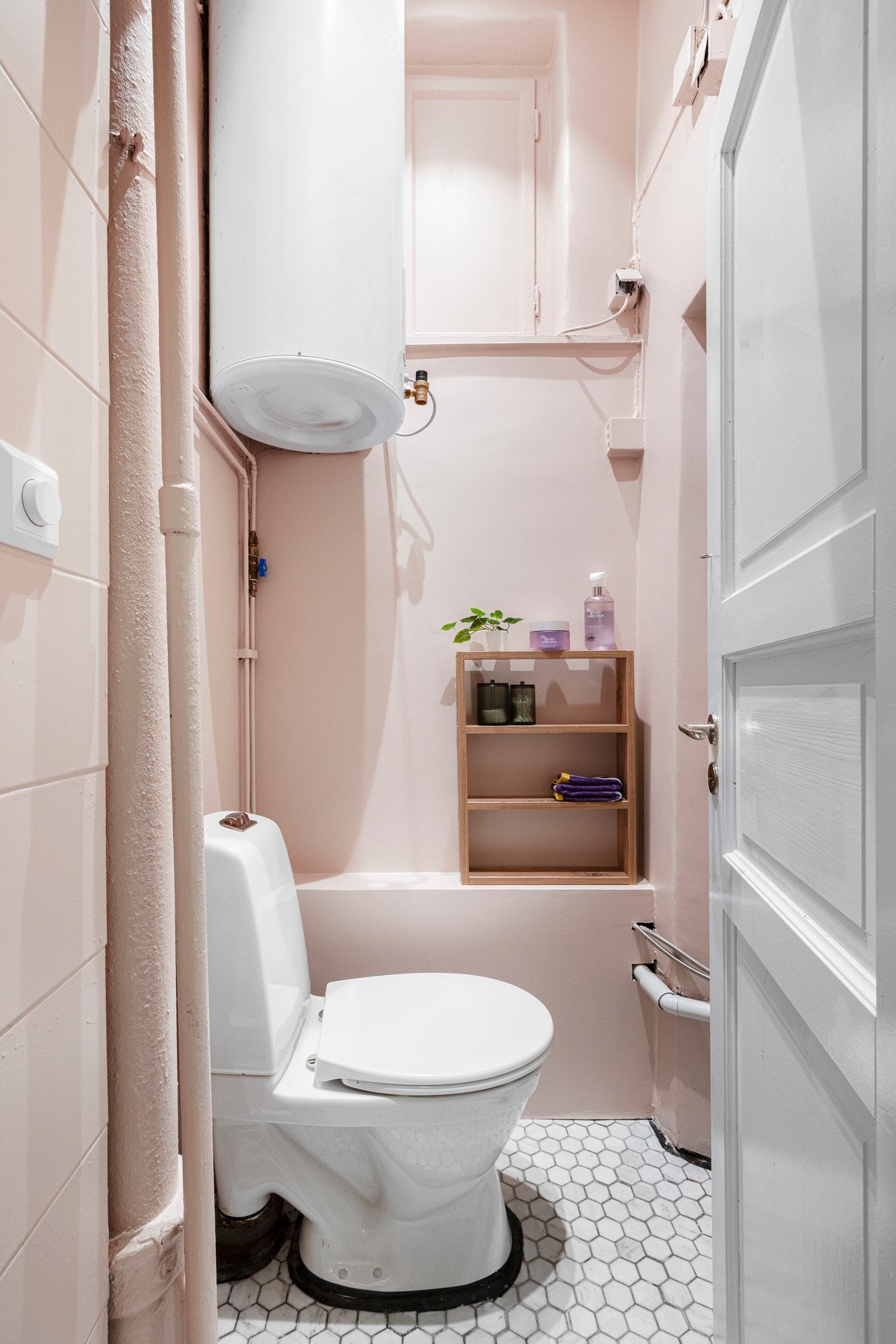 I tillegg til badet har boligen et separat toalettrom - en praktisk løsning som gjør morgenrutinene smidigere. Galleribilde