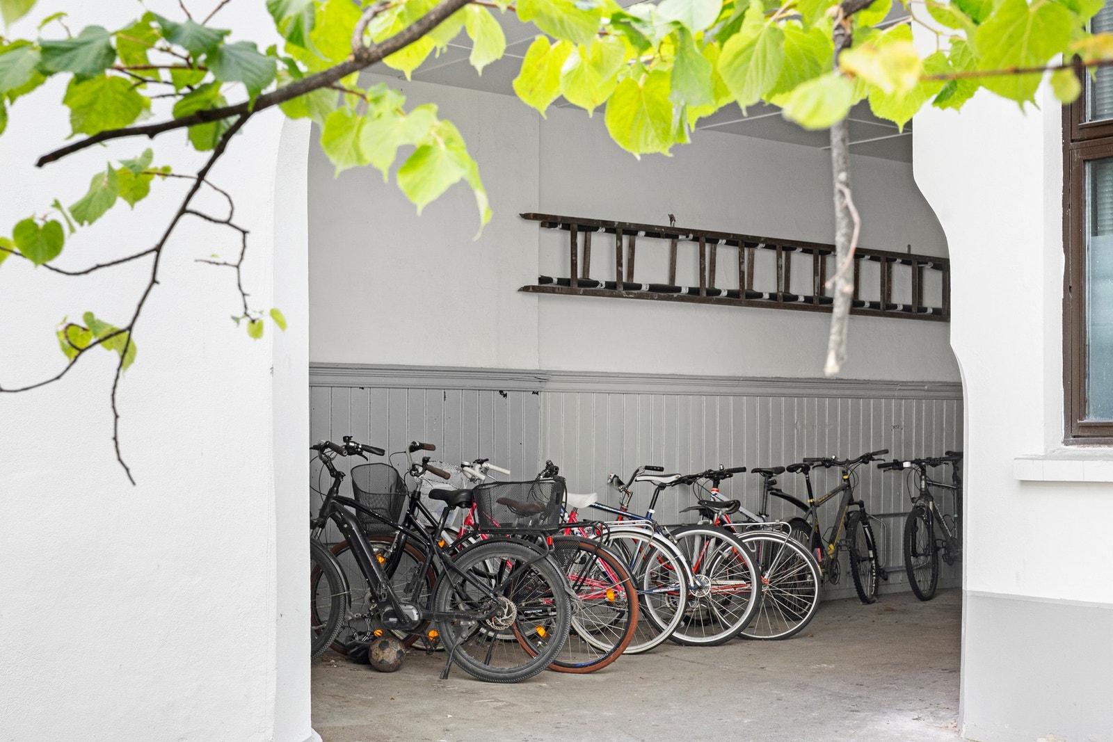 Meget pent inngangsparti i gården med muligheter til å parkere sykkelen sin. Galleribilde