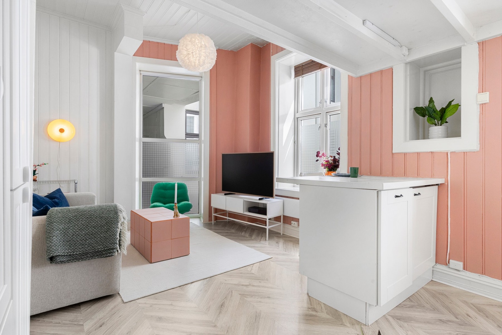 I stuen er det god plass til sofa med tilhørende medie- og oppbevaringsmøblement samt romslig spisebord. Galleribilde