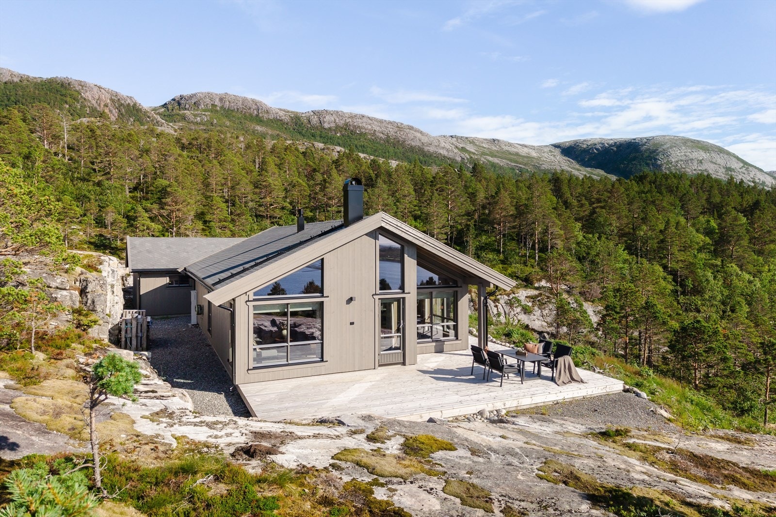 Området byr på fantastiske turområder med gode fiskemuligheter i nærheten Galleribilde