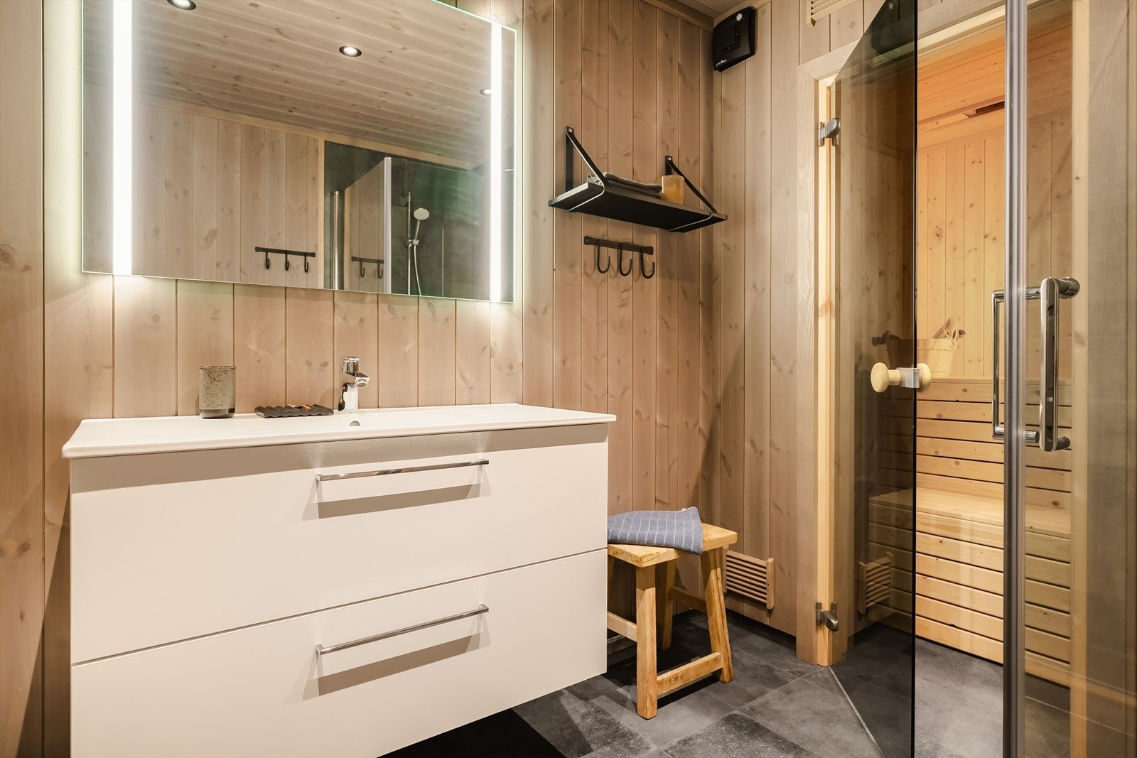 I tillegg til badet har hytta også eget vaskerom Galleribilde