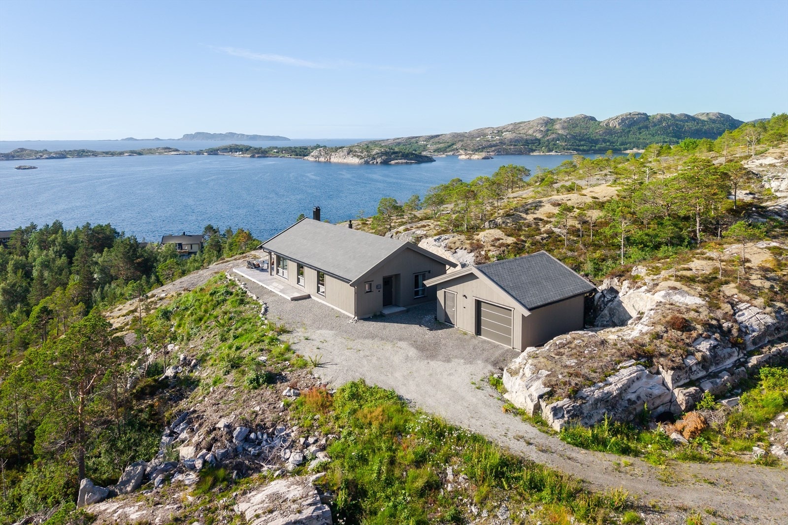 Eiendommen ligger flott til i naturskjønne omgivelser med nydelig sjøutsikt Galleribilde