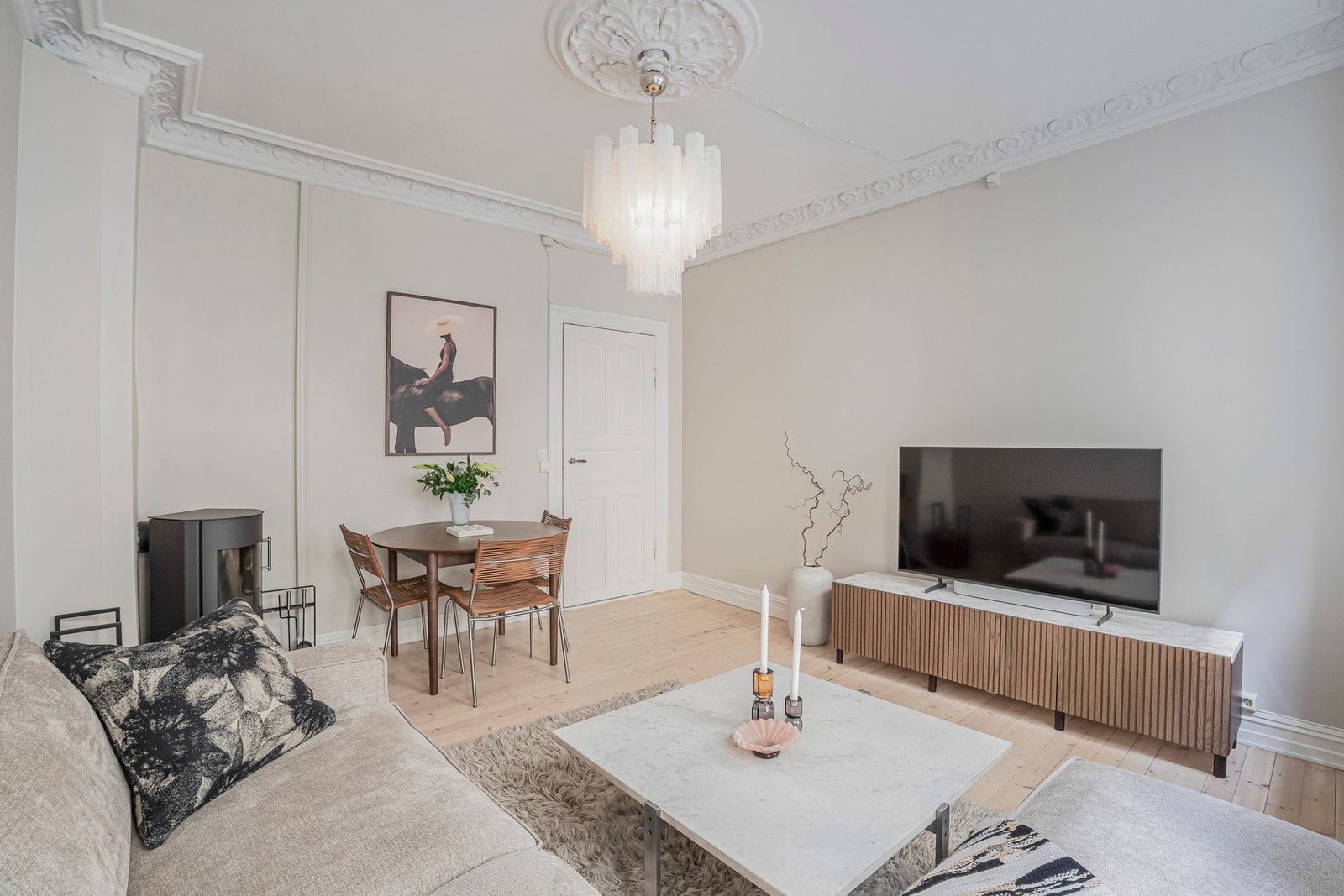 Leiligheten kombinerer klassisk bygårdssjarm med moderne komfort, og byr på en gjennomgående høy standard med vakre originale detaljer som stukkatur, rosetter, høye vinduer og slipte tregulv. Galleribilde