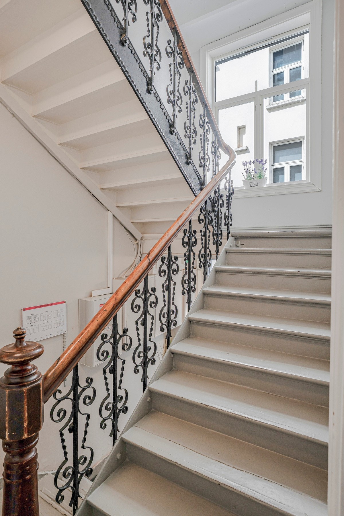 Velholdt og klassisk trappeoppgang med originale smijernsrekkverk, store vindusflater og godt ivaretatte detaljer som understreker byggets historiske preg. Galleribilde