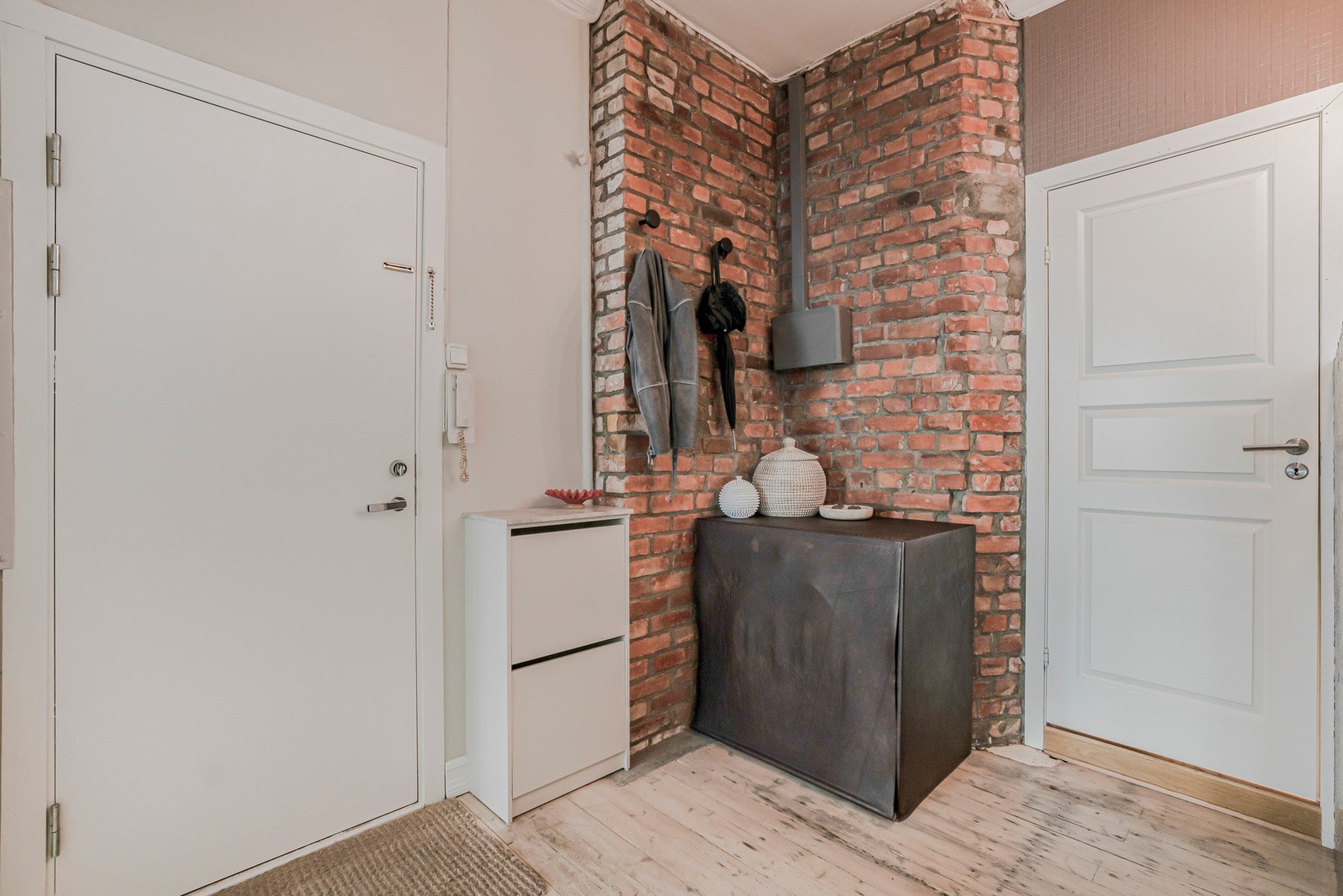 Innbydende entré med plass til oppbevaring av yttertøy og sko. Det er opplegg for vaskemaskin i entreen. Galleribilde