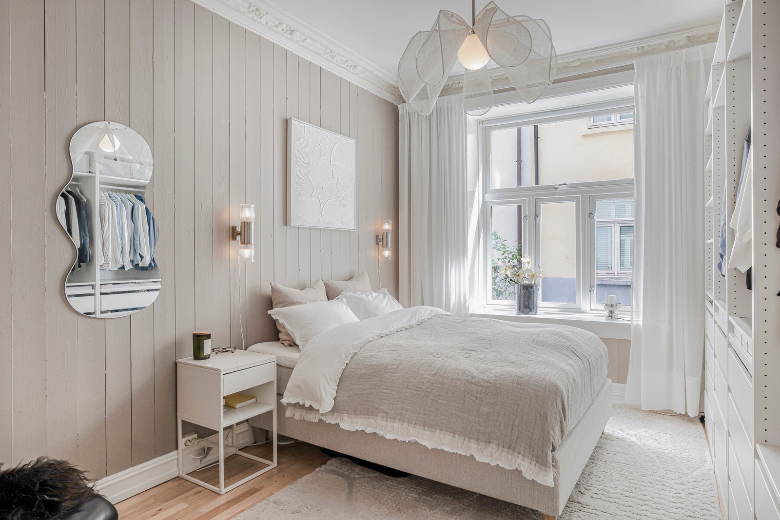 Store vindusflater gir godt med naturlig lys, mens den gode takhøyden og de klassiske detaljene med stukkatur bidrar til en luftig romfølelse. Galleribilde