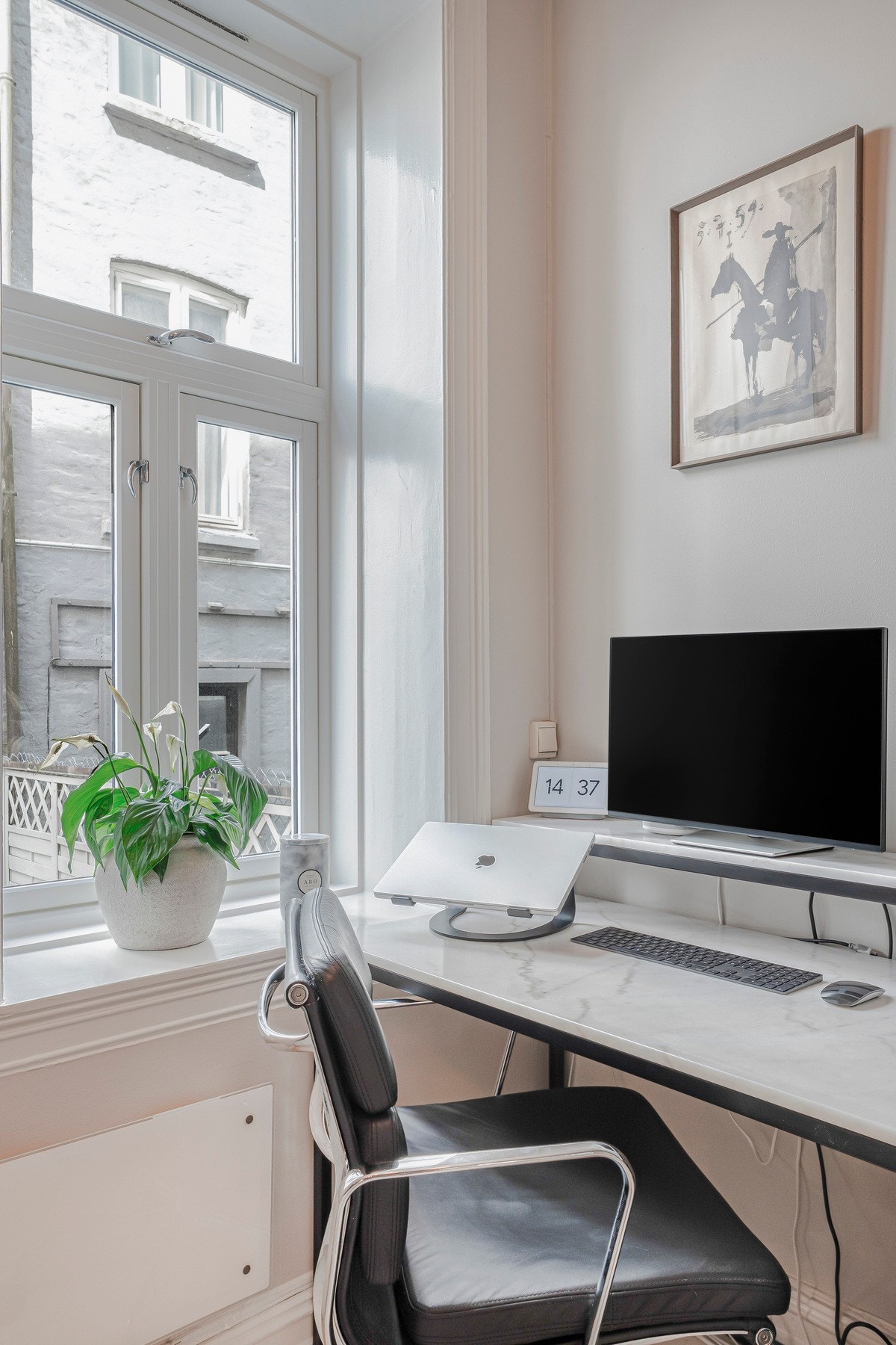 Ved vinduet er det plass til en praktisk spise- eller kontorplass. Galleribilde