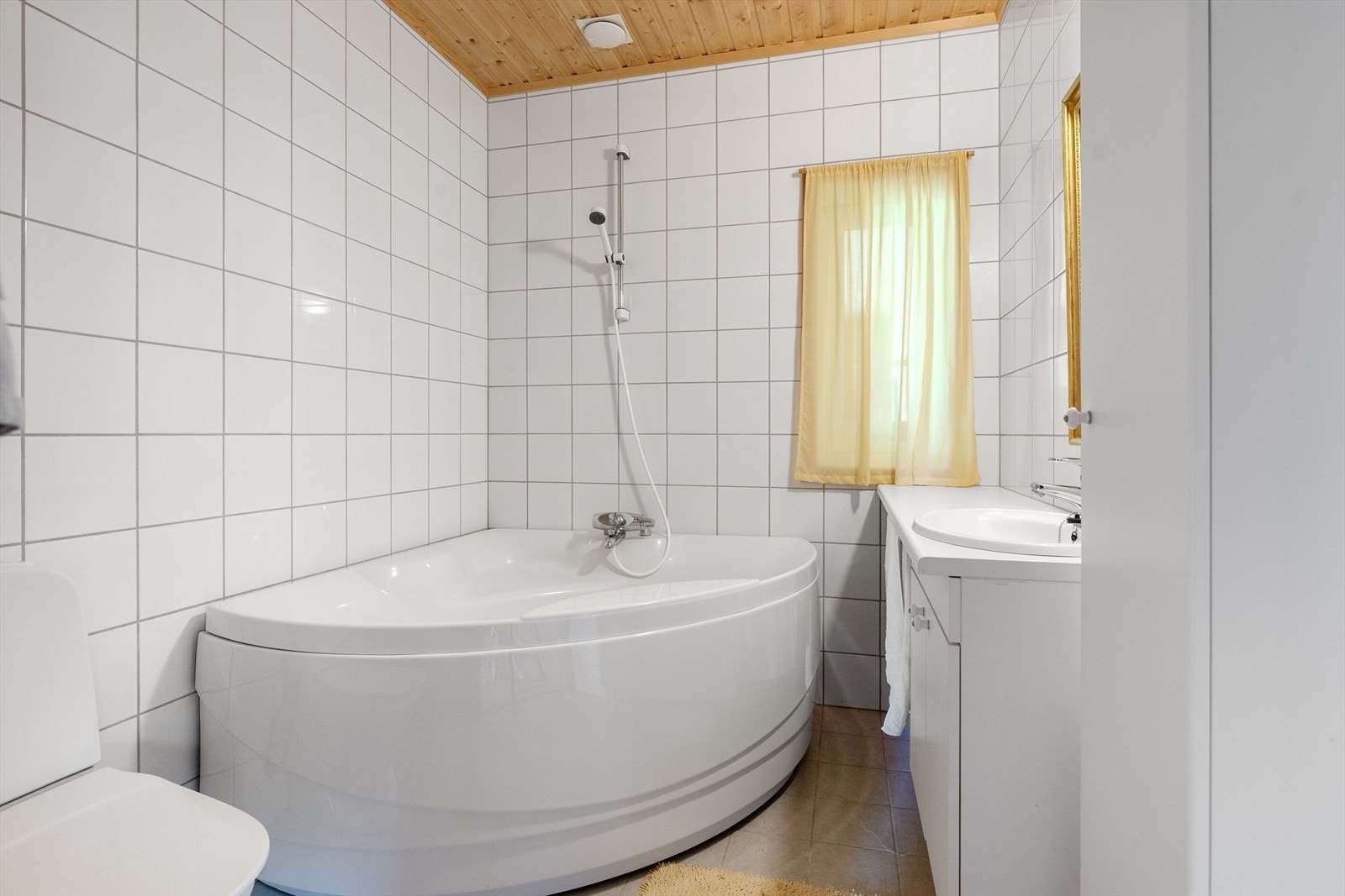 Bad med vannbåren gulvvarme og funksjonelle løsninger. Foto: Husfoto/TW Galleribilde