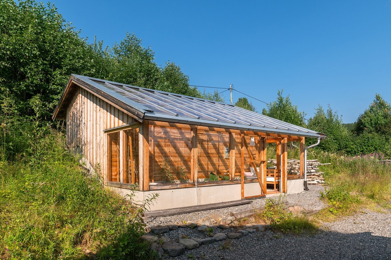 Moderne drivhus oppført i 2014 - perfekt for dyrking av grønnsaker, urter, blomster og egne små prosjekter. Foto: Husfoto/TW Galleribilde