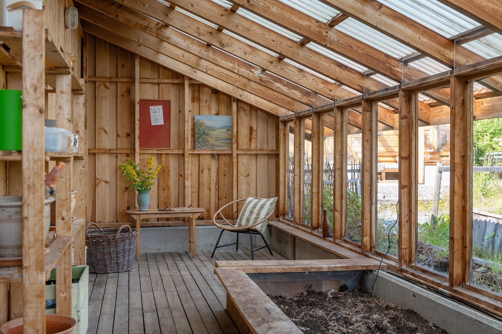 Langs den en langveggen er det etablert et drivhus. Foto: Husfoto/TW Galleribilde