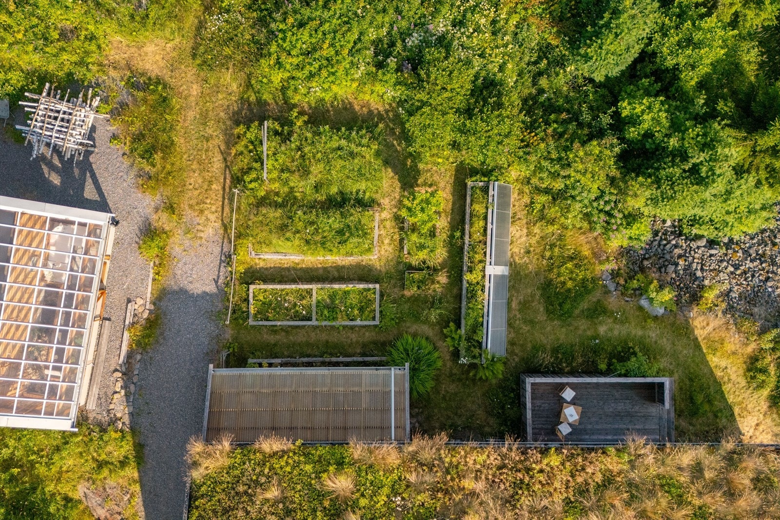 Oversiktsbilde som strategisk plassering av solfangere som bidrar til oppvarming av vann og rom i boligen. Foto: Husfoto/TW Galleribilde