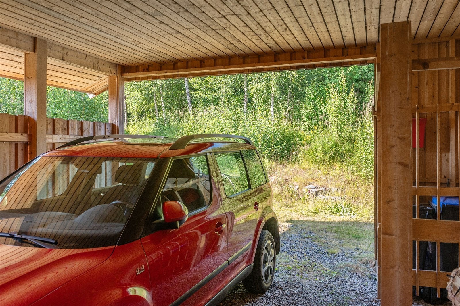 Carport med god plass til en bil og enkel adkomst til boligen. Foto: Husfoto/TW Galleribilde