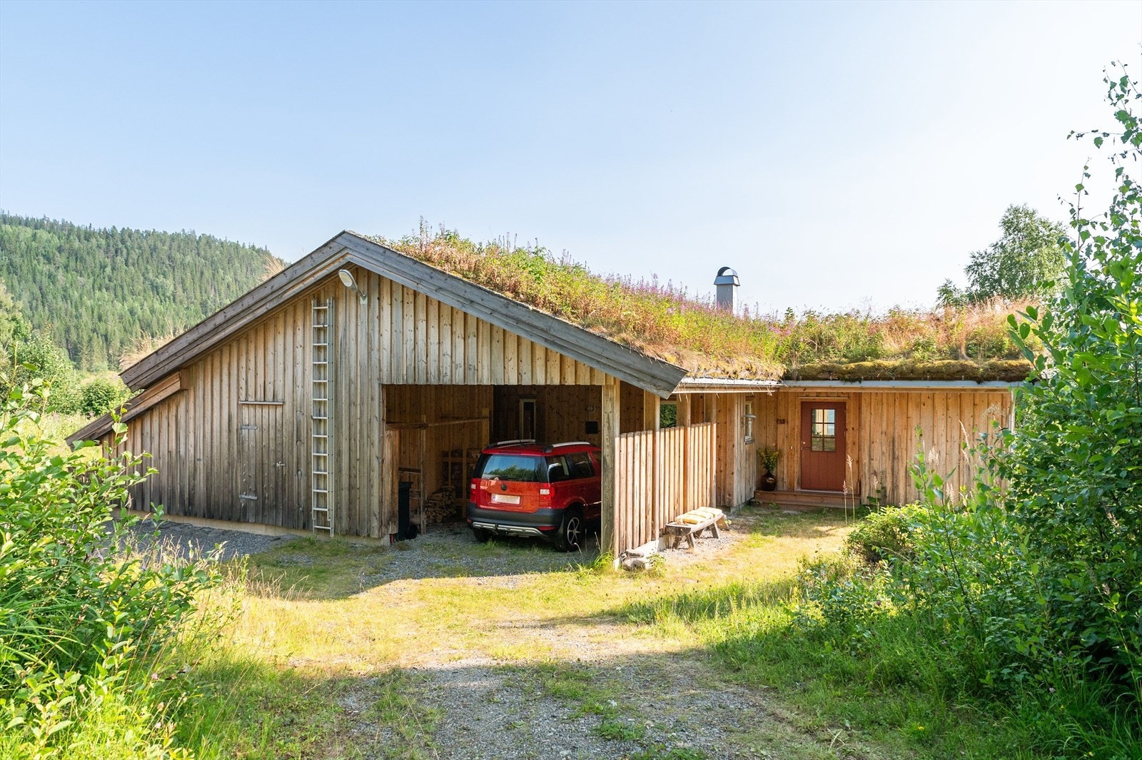 Et særpreget hjem hvor arkitektur, natur og praktiske løsninger går hånd i hånd. Foto: Husfoto/TW Galleribilde