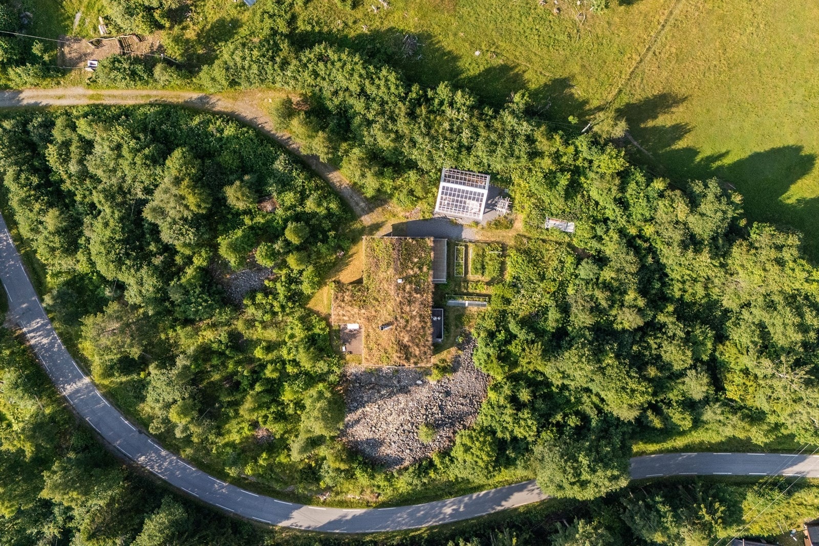Velkommen til visning av denne unike eiendommen - enten du søker fritidsbolig - landsted - enebolig eller en annen livsstil. Galleribilde
