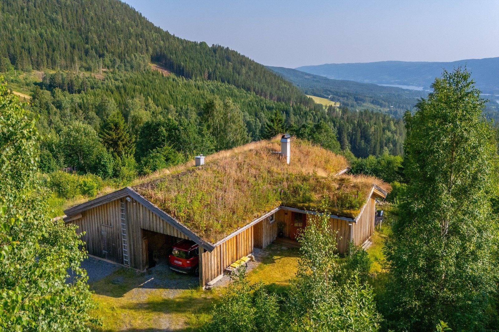 Rundt boligen er det opparbeidet hage og naturtomt. Foto: Husfoto/TW Galleribilde