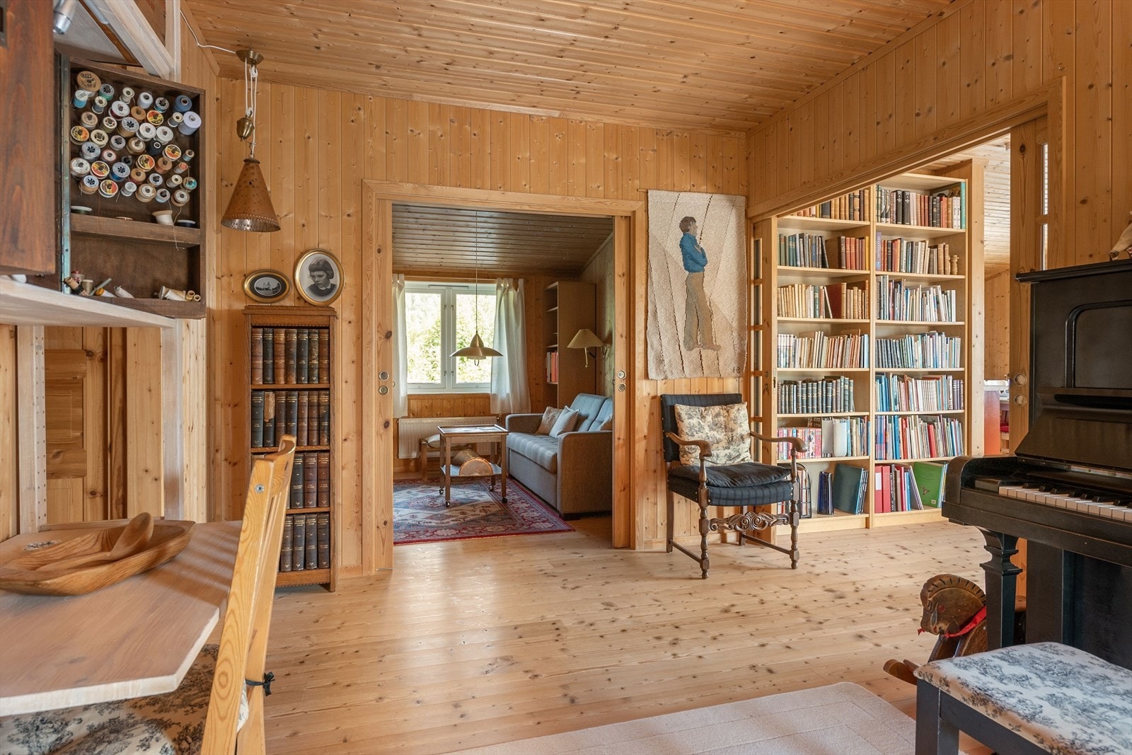En romslig hall som gir boligen et godt førsteinntrykk og som samtidig kan benyttes til hjemmekontor, hobbyrom eller en hyggelig oppholdssone. Foto: Husfoto/TW Galleribilde
