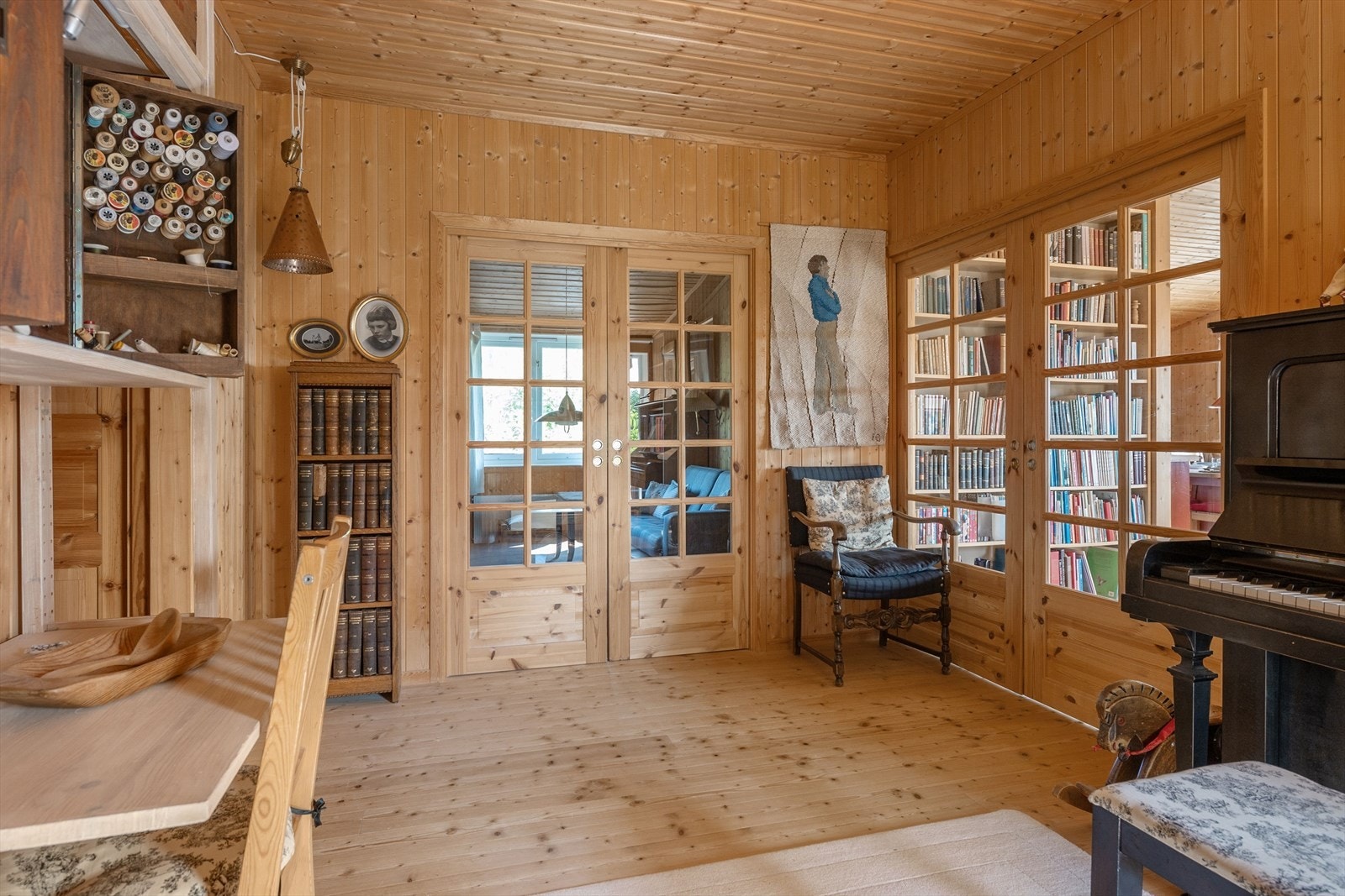 Boligen er utformet med smarte løsninger og flere skyvedører som gjør det enkelt å skape åpne eller mer private soner. Foto: Husfoto/TW Galleribilde