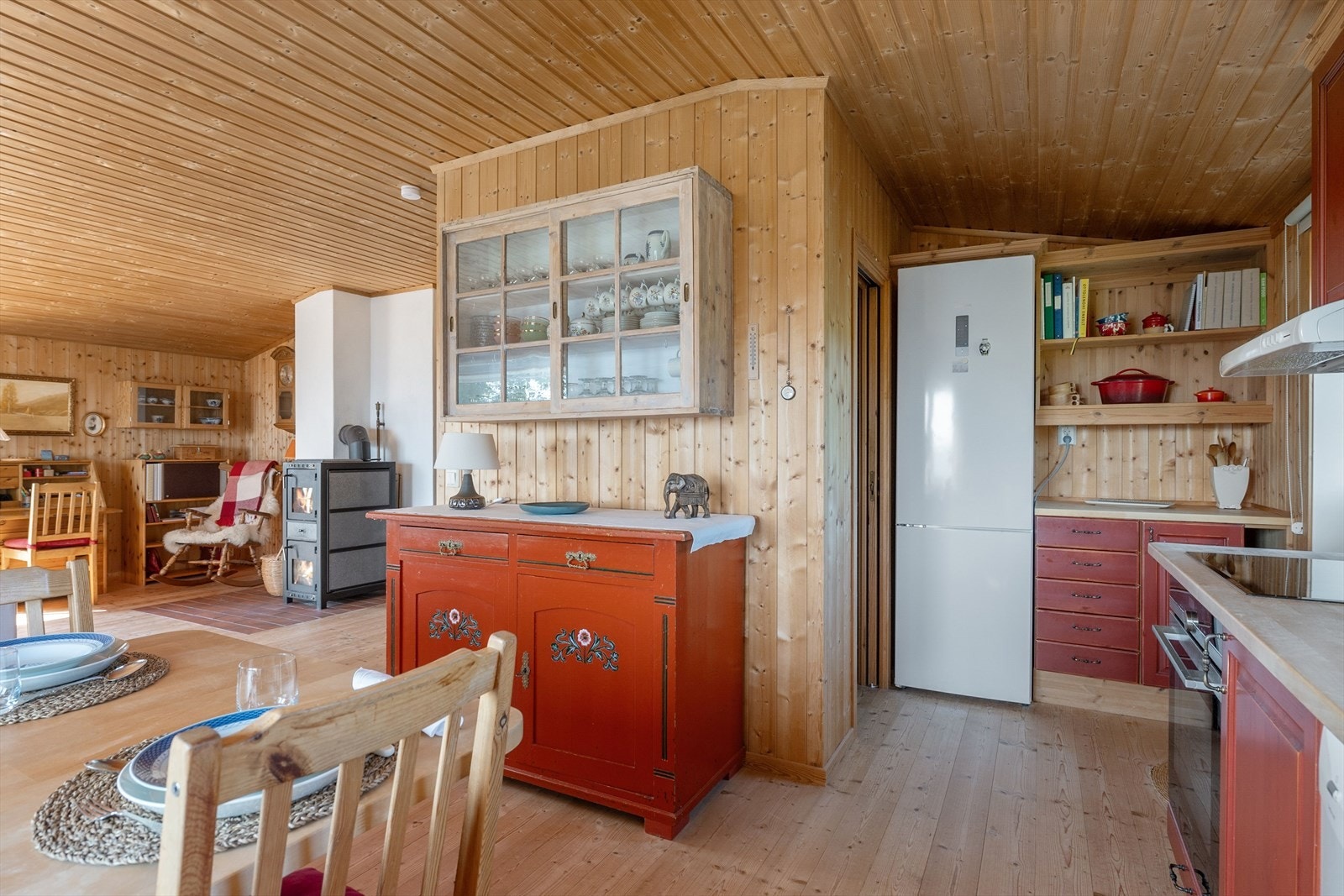Stemningsfull vedovn som bidrar til både varme og oppvarming av det vannbårne anlegget. Foto: Husfoto/TW Galleribilde