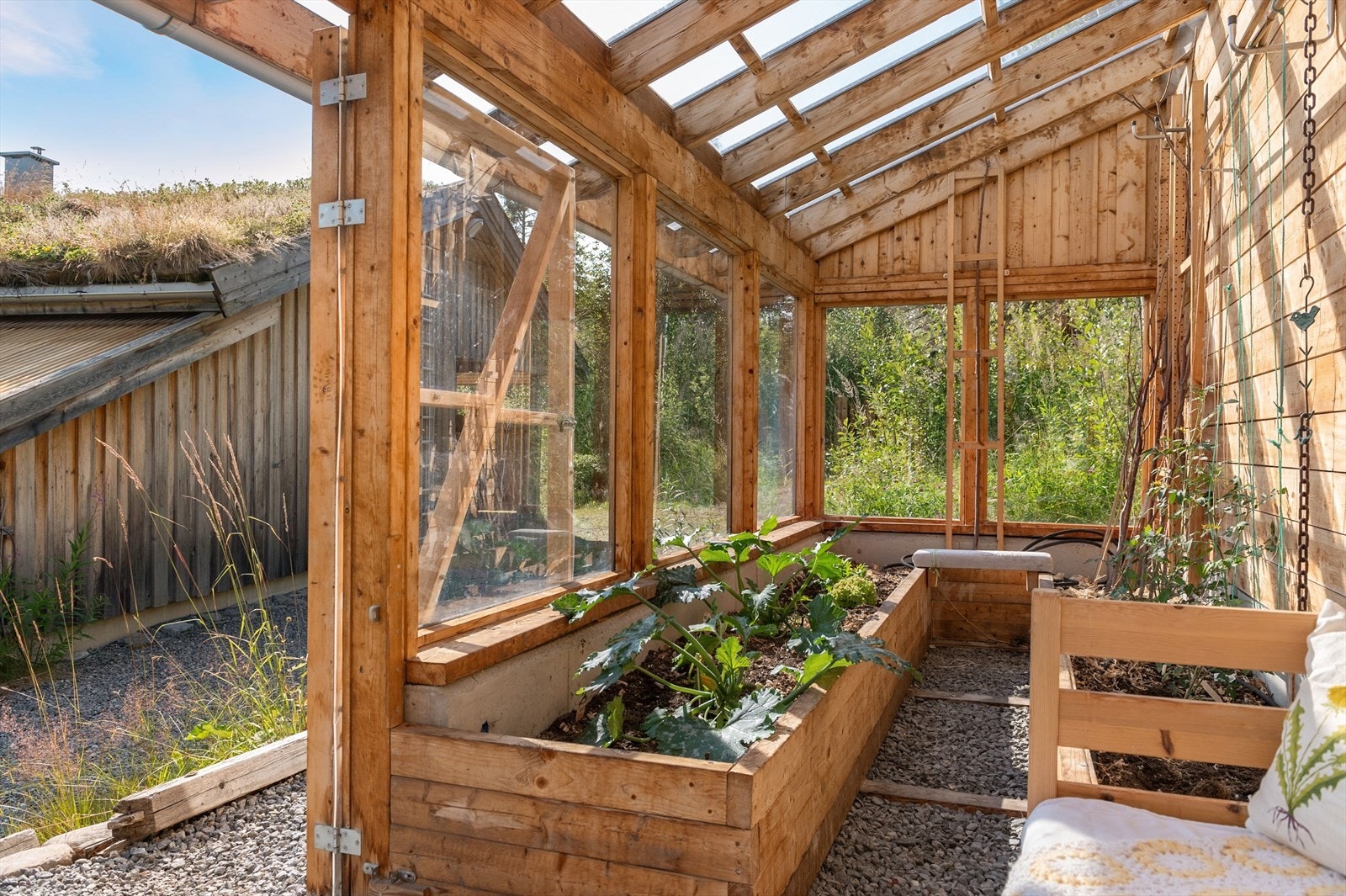 Drivhuset er bygd sammen med carporten som gir muligheter for flere bruksområder. Galleribilde