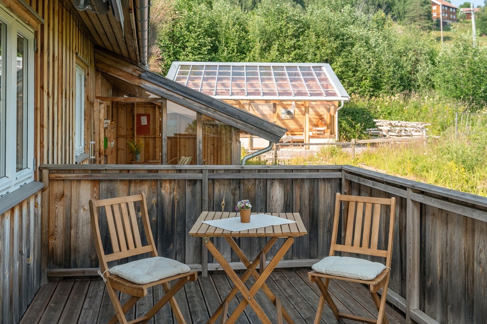 Her kan du velge mellom flere lune og solrike oppholdsplasser, hver med sin egen atmosfære og utsikt. Foto: Husfoto/TW Galleribilde