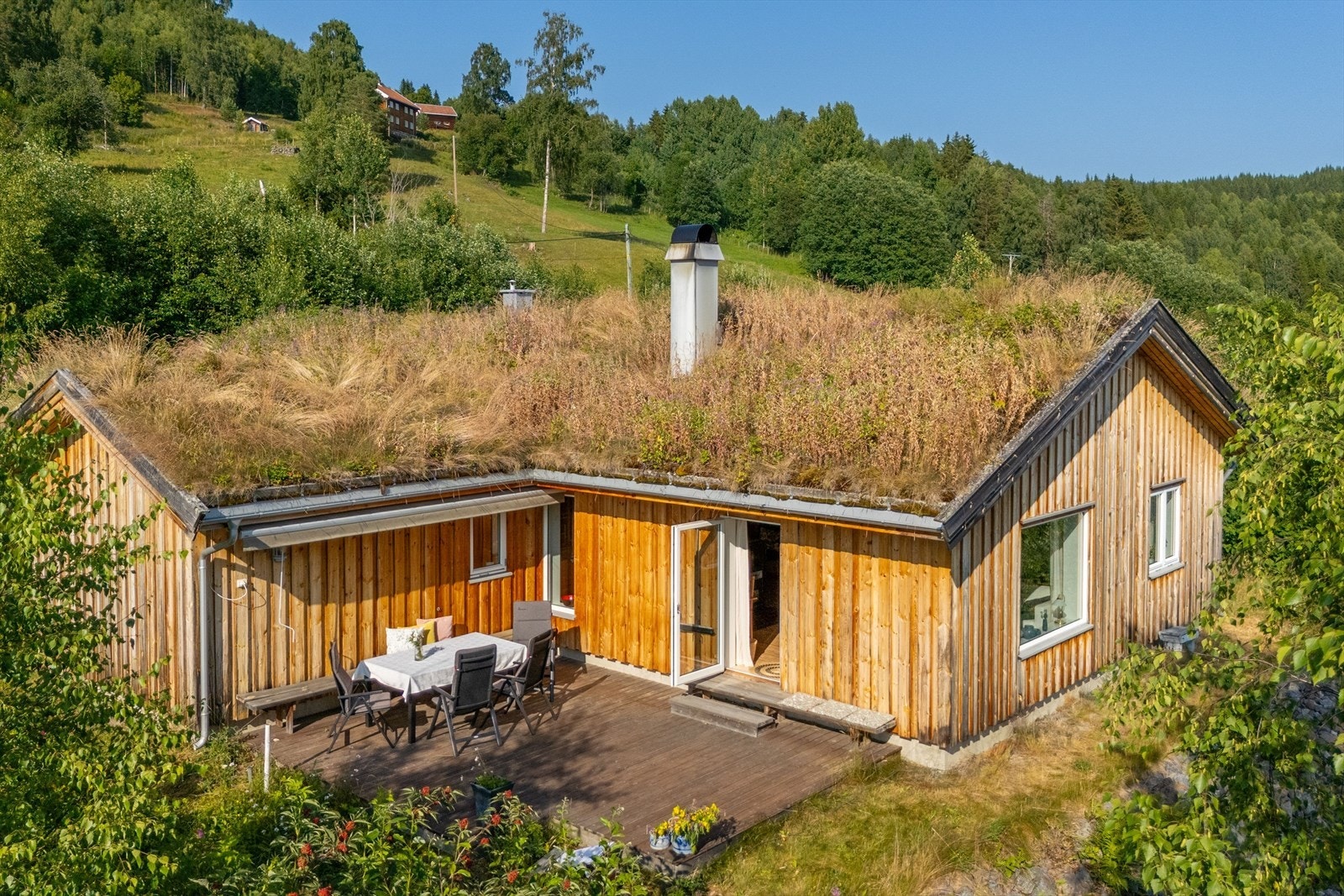 Solrik terrasse med flott utsyn over kulturlandskapet og Randsfjorden. Foto: Husfoto/TW Galleribilde