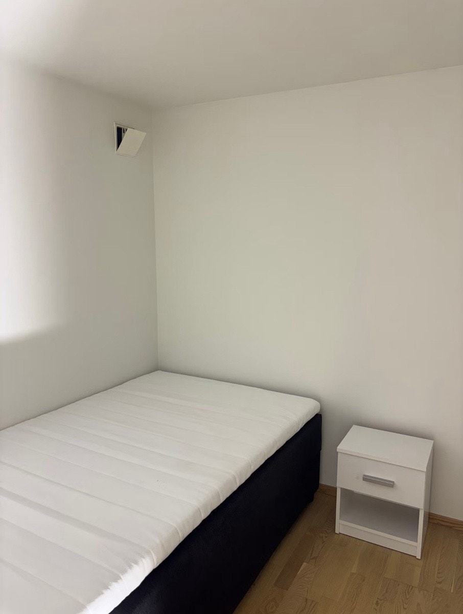 Soverom med 120 seng og nattbord Galleribilde